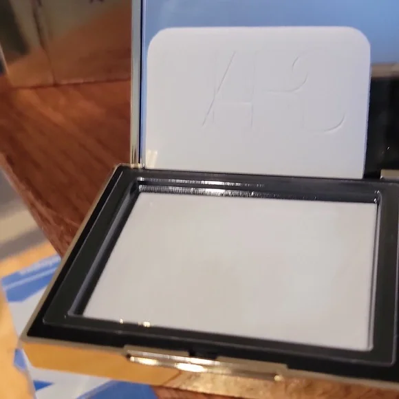 NARS Makeup Set with Pink and Red Shades - Picture 11 of 12